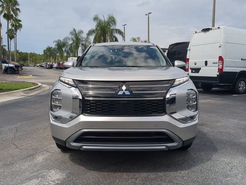 Used 2025 Mitsubishi Outlander SE FWD image 3