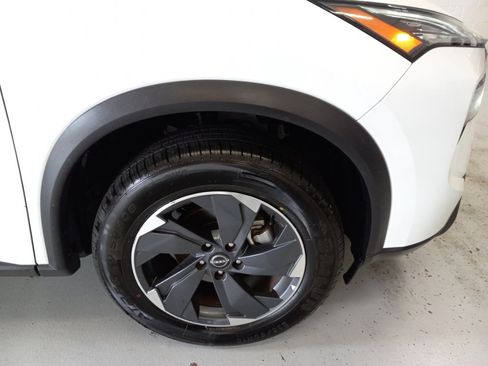 Used 2025 Nissan Rogue SV FWD image 3