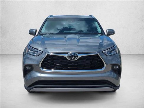 New 2026 Toyota Highlander Platinum AWD/4WD image 2