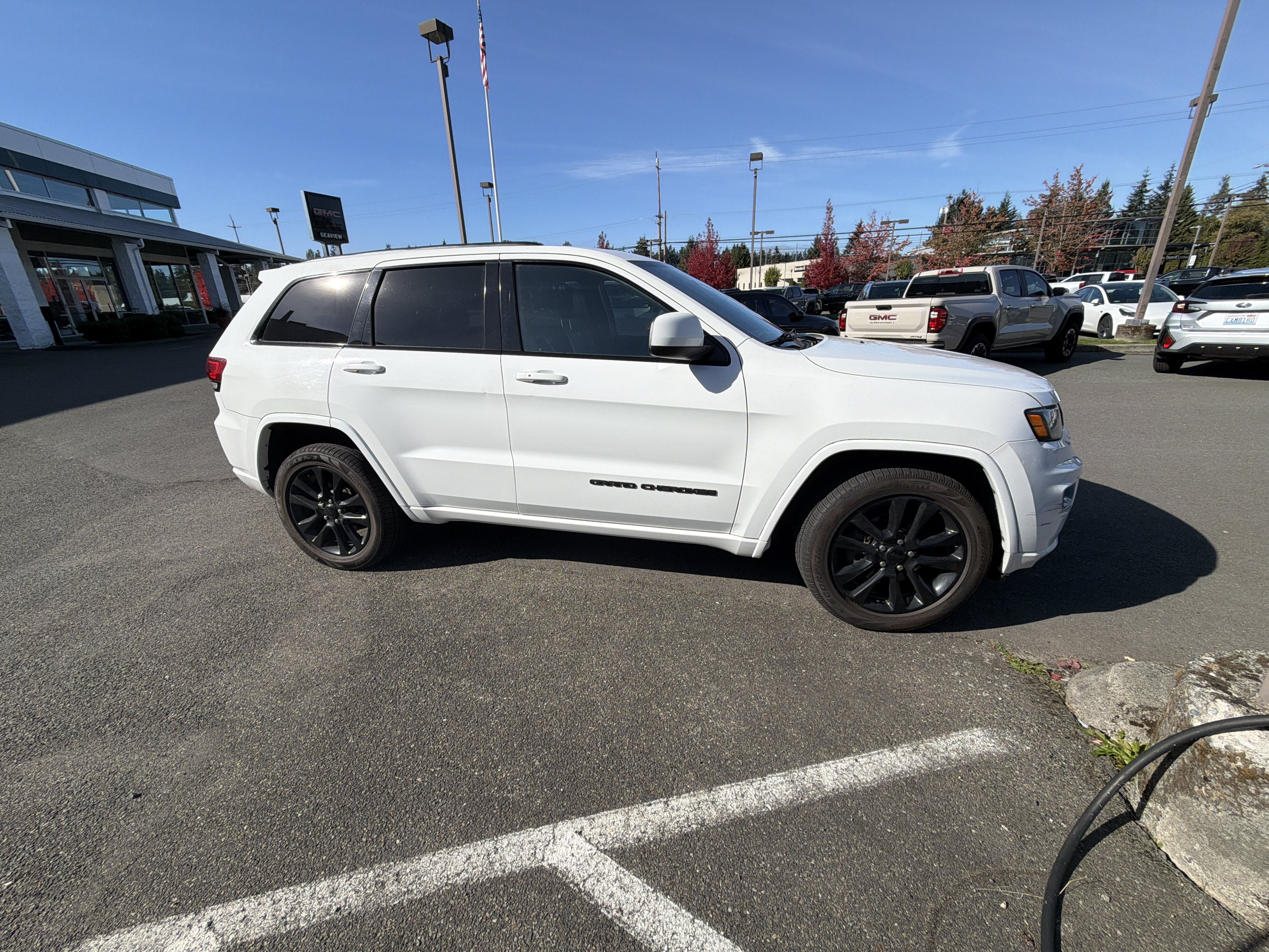 Used 2017 Jeep Grand Cherokee Altitude AWD/4WD image 3