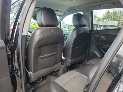 Used 2022 Chevrolet Trax LT w/ Midnight Edition image 14