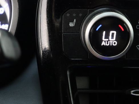 Used 2022 Toyota Highlander XLE FWD image 22