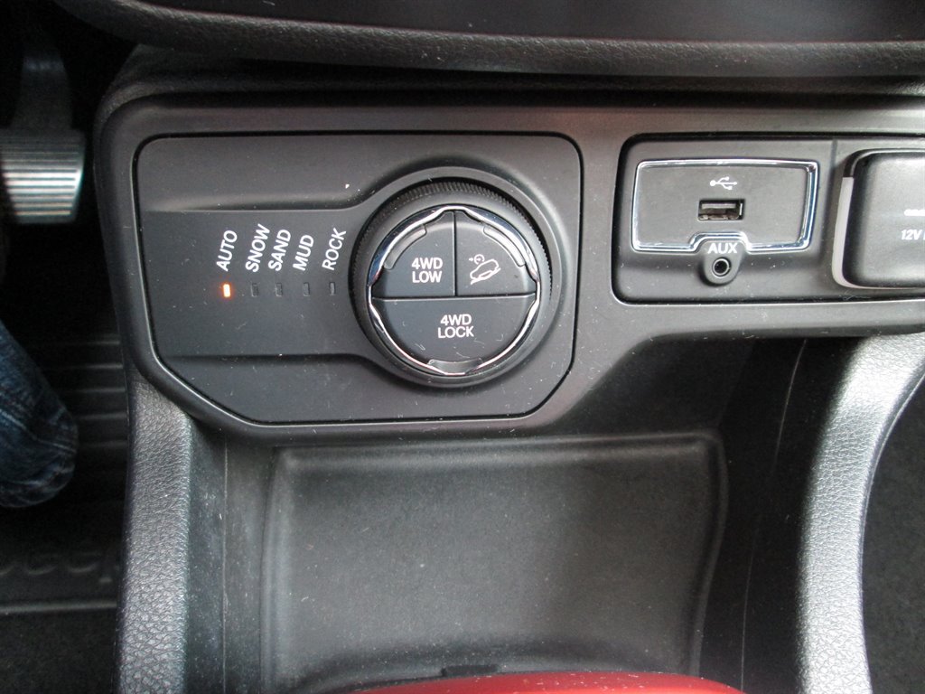 Used 2018 Jeep Renegade Trailhawk w/ UConnect 8.4 Nav Group AWD/4WD image 11