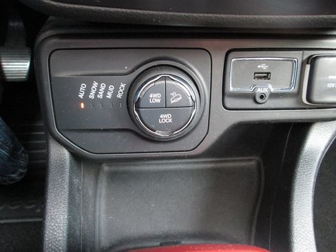 Used 2018 Jeep Renegade Trailhawk w/ UConnect 8.4 Nav Group AWD/4WD image 11