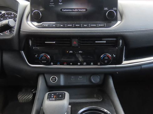 Used 2023 Nissan Rogue SL w/ SL Premium Package image 23