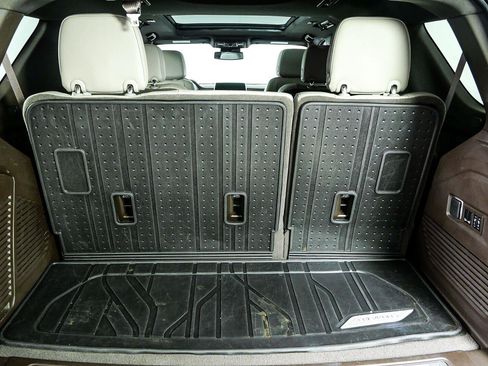 Used 2023 Chevrolet Tahoe Z71 w/ Luxury Package AWD/4WD image 33