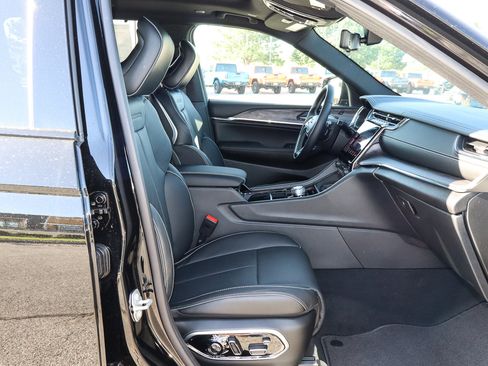 New 2025 Jeep Grand Cherokee L Overland w/ Advanced Protech Group III image 35