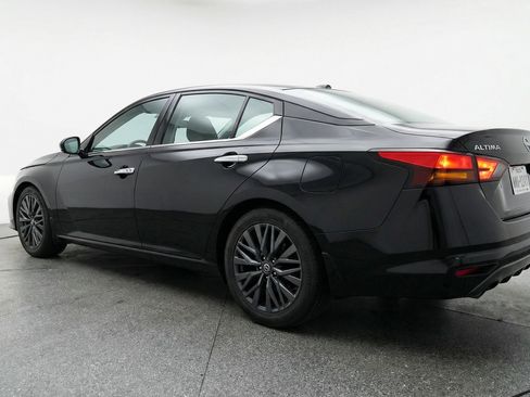 Used 2025 Nissan Altima 2.5 SV FWD image 6