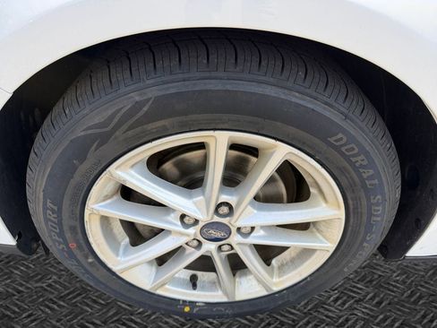 Used 2018 Ford Focus SE w/ Cold Weather Package FWD image 11