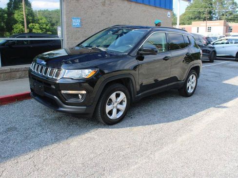 Used 2018 Jeep Compass Latitude w/ Popular Equipment Group AWD/4WD image 3