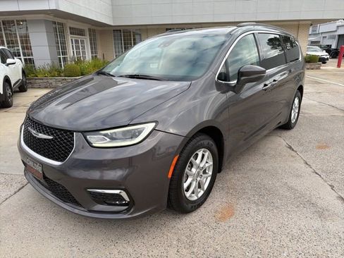 Used 2022 Chrysler Pacifica Touring-L FWD image 2