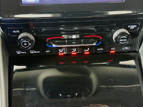 Used 2023 Jeep Grand Cherokee Laredo AWD/4WD image 15
