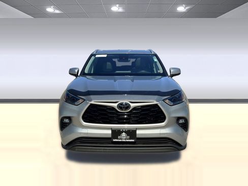 Used 2022 Toyota Highlander XLE image 6