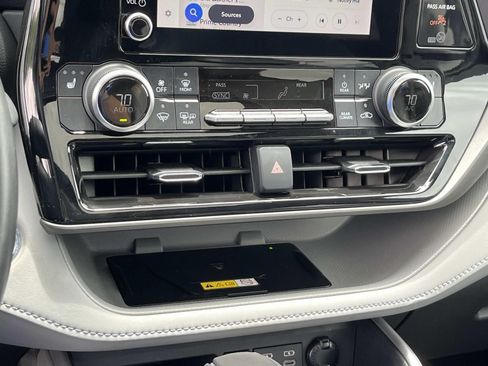Used 2023 Toyota Highlander XLE AWD/4WD image 34