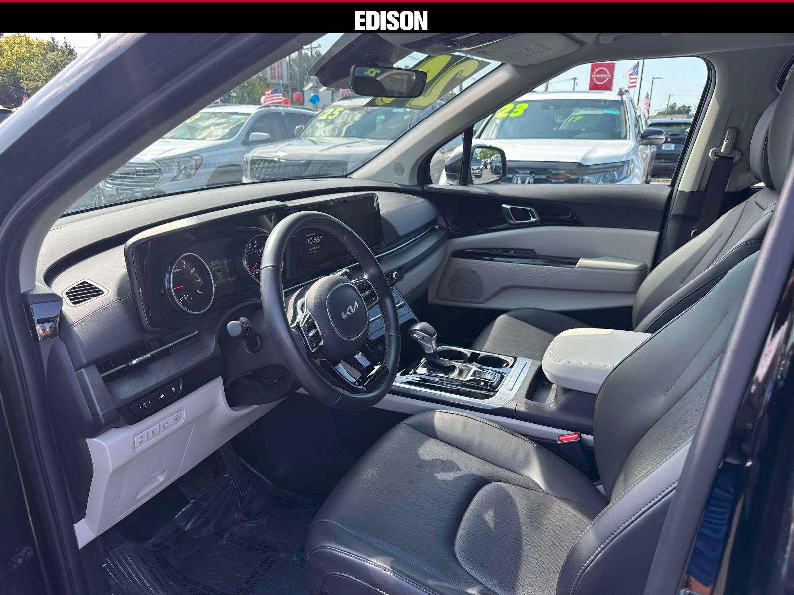 Used 2024 Kia Carnival EX FWD image 14
