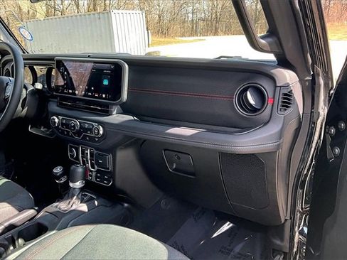 Used 2025 Jeep Wrangler Unlimited Rubicon image 16