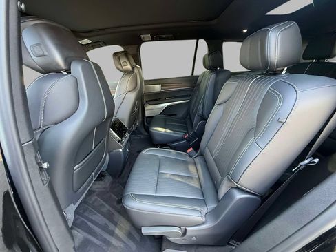 Used 2026 Cadillac Vistiq Luxury w/ LPO, Floor Liner Package AWD/4WD image 20