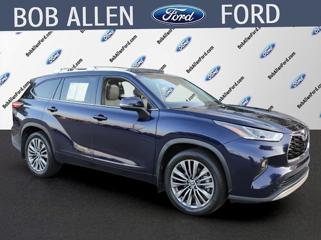 Used 2021 Toyota Highlander Platinum AWD/4WD image 2