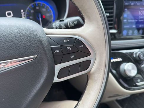 Used 2017 Chrysler Pacifica Limited image 48