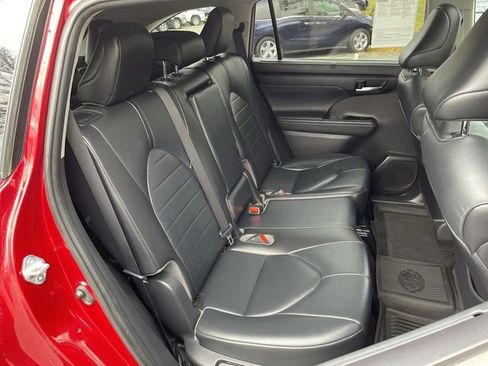 Used 2021 Toyota Highlander XLE image 14