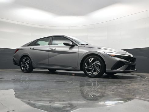 Used 2025 Hyundai Elantra Limited FWD image 29