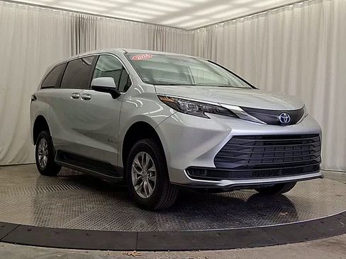 Used 2024 Toyota Sienna LE FWD image 7