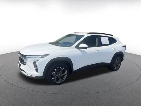 Used 2025 Chevrolet Trax LT w/ LT Convenience Package image 8