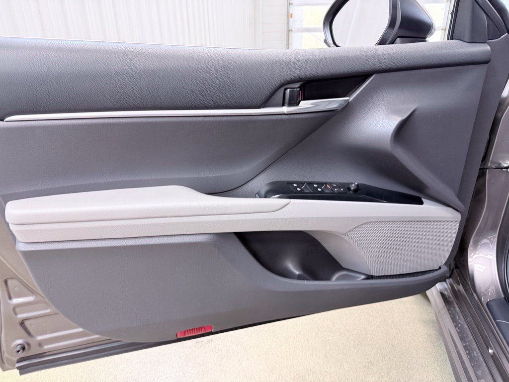 Used 2020 Toyota Camry SE FWD image 8