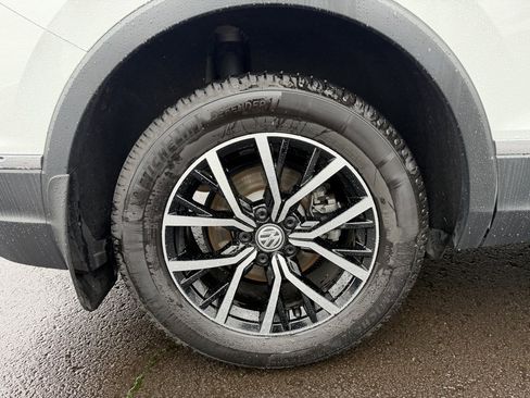 Used 2021 Volkswagen Tiguan SE w/ Panoramic Sunroof Package image 9