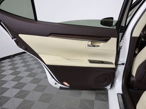 Used 2016 Lexus ES 300h w/ Luxury Package w/Wood Trim FWD image 16