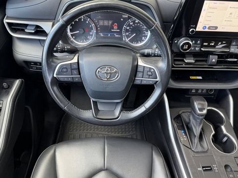 Used 2023 Toyota Highlander XLE FWD image 14