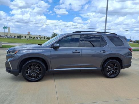 Used 2025 Honda Pilot Touring image 3