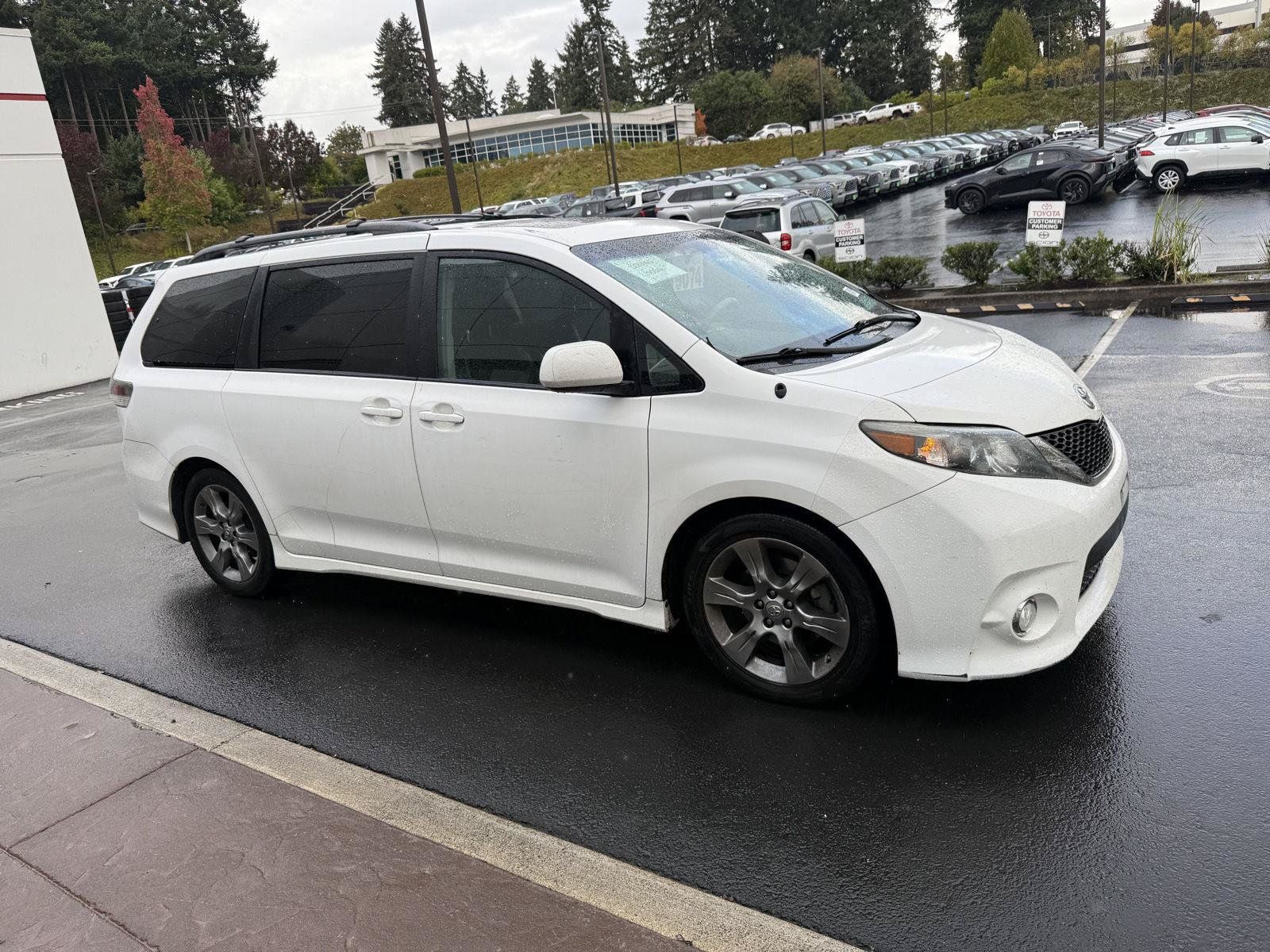 Used 2011 Toyota Sienna SE w/ Preferred Pkg FWD image 6
