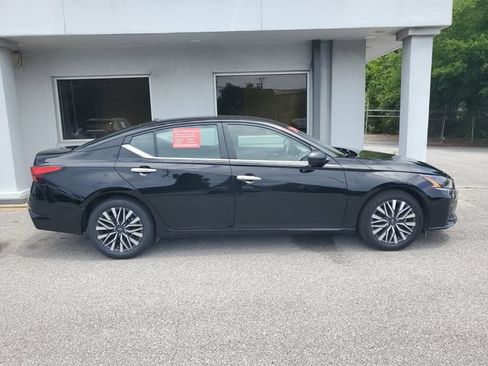 Used 2025 Nissan Altima 2.5 SV FWD image 7