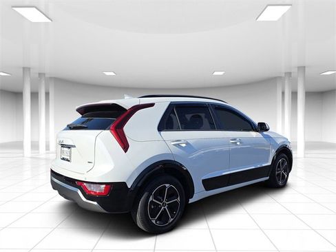 Certified 2024 Kia Niro SX image 4