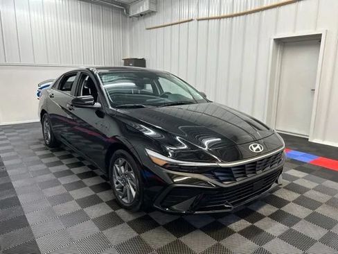 Used 2025 Hyundai Elantra Hybrid FWD image 2