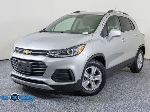 Used 2019 Chevrolet Trax LT w/ LT Convenience Package FWD image 3