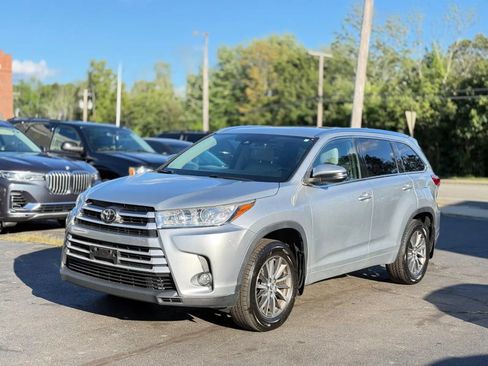 Used 2017 Toyota Highlander XLE w/ Carpet Mat Package AWD/4WD image 3