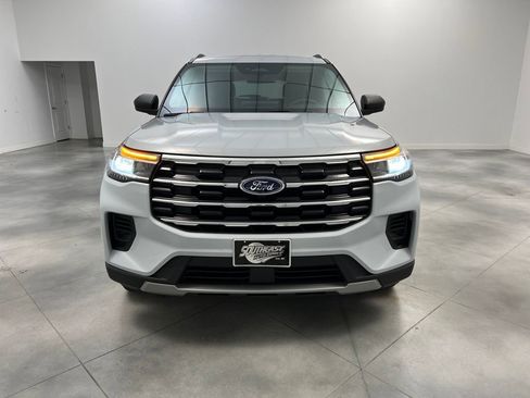Used 2025 Ford Explorer Active image 2