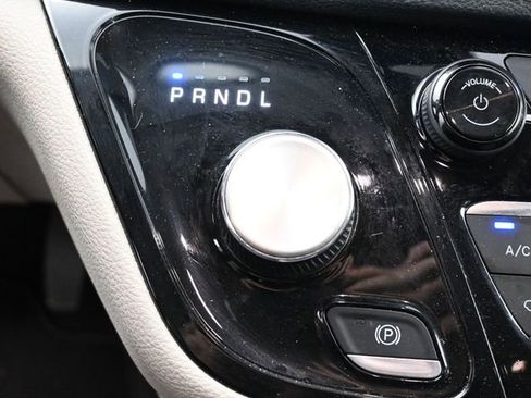 Used 2023 Chrysler Pacifica Touring-L FWD image 27