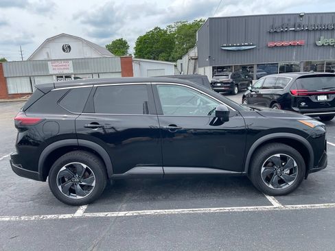 Used 2024 Nissan Rogue SV AWD/4WD image 8