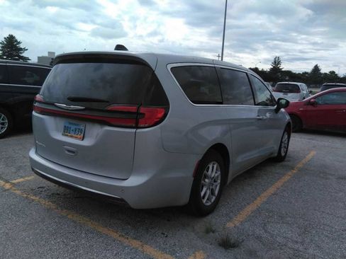 Used 2023 Chrysler Pacifica Touring-L FWD image 2