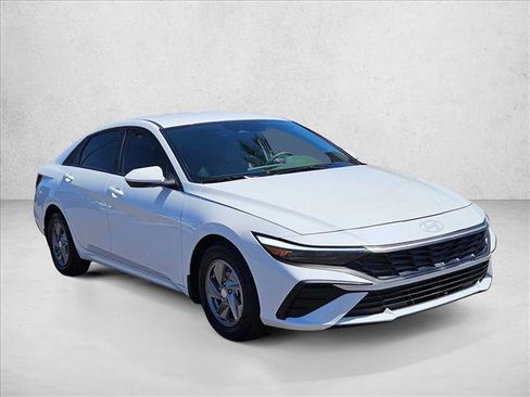 Certified 2025 Hyundai Elantra SE FWD image 3