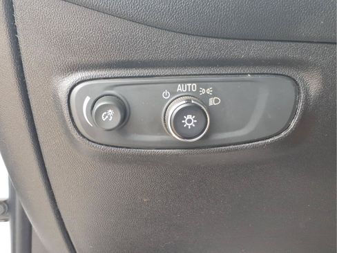 Used 2018 Chevrolet Equinox LS FWD image 19
