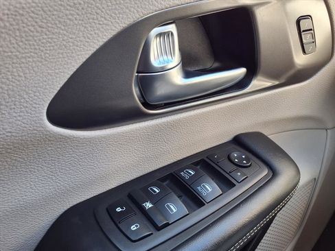 Used 2023 Chrysler Pacifica Touring-L image 9