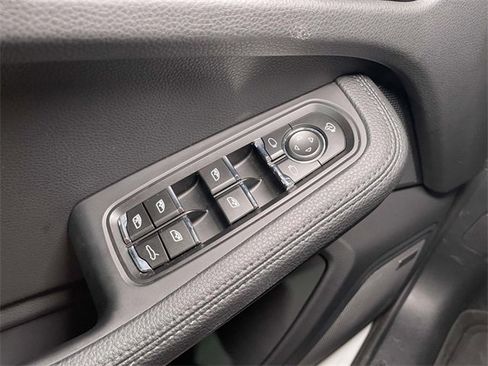 Used 2025 Porsche Macan image 36