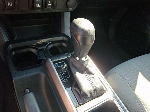 Used 2018 Toyota Tacoma SR5 AWD/4WD image 14