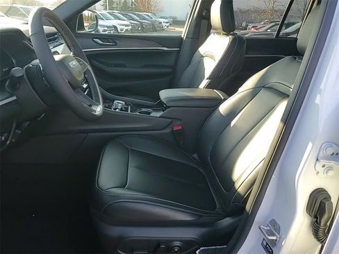 New 2025 Jeep Grand Cherokee Limited image 11