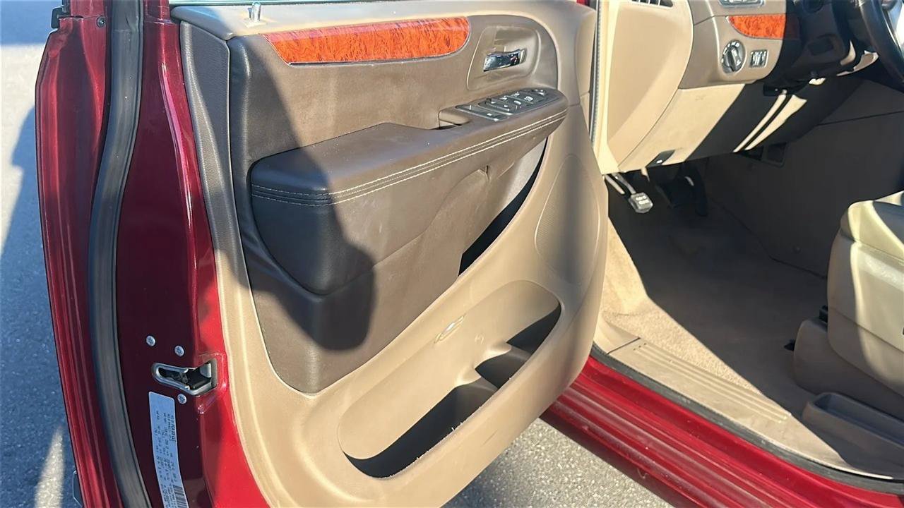 Used 2016 Chrysler Town & Country Touring FWD image 22