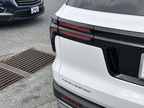 Used 2025 Chevrolet Traverse LT image 29